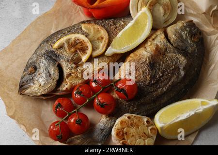 Köstlicher dorado-Fisch mit Gemüse auf dem Tisch serviert, Nahaufnahme Stockfoto