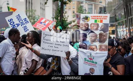 New York, New York, USA. September 2023. Auf der Seite der Demonstranten versammeln sich senegalesische New Yorker bei der UNO, um die Freilassung des Oppositionsführers Ousmane Sonko zu fordern.Tausende senegalesische Demonstranten haben die 44th Street in NY, der Ständigen Mission Senegals, geschlossen. Die Demonstranten zogen auf die eine Seite und die Fans der Regierung von Sengal zogen auf die andere Seite der Straße von der NYC Police. (Bild: © Ardavan Roozbeh/ZUMA Press Wire) NUR REDAKTIONELLE VERWENDUNG! Nicht für kommerzielle ZWECKE! Quelle: ZUMA Press, Inc./Alamy Live News Stockfoto