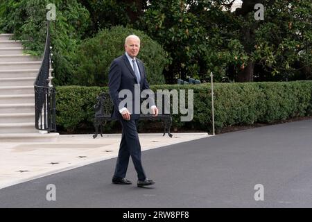 Washington, Vereinigte Staaten. September 2023. US-Präsident Joe Biden verlässt das Weiße Haus in Washington, DC und geht nach New York, um an der Generalversammlung der Vereinten Nationen am 17. September 2023 teilzunehmen. Kredit: Chris Kleponis/Pool über CNP/dpa/Alamy Live News Stockfoto