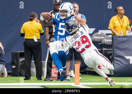 Houston, TX, USA. 17. September 2023: Anthony Richardson, Quarterback der Indianapolis Colts (5), läuft für einen Touchdown, als Houston Texans Safety M.J. Stewart (29) versucht, während eines Spiels zwischen den Indianapolis Colts und den Houston Texans in Houston, TX, einen Halt zu machen. Trask Smith/CSM Credit: CAL Sport Media/Alamy Live News Stockfoto