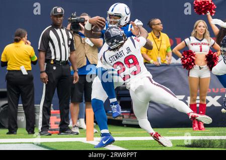 Houston, TX, USA. 17. September 2023: Anthony Richardson, Quarterback der Indianapolis Colts (5), läuft für einen Touchdown, als Houston Texans Safety M.J. Stewart (29) versucht, während eines Spiels zwischen den Indianapolis Colts und den Houston Texans in Houston, TX, einen Halt zu machen. Trask Smith/CSM Credit: CAL Sport Media/Alamy Live News Stockfoto