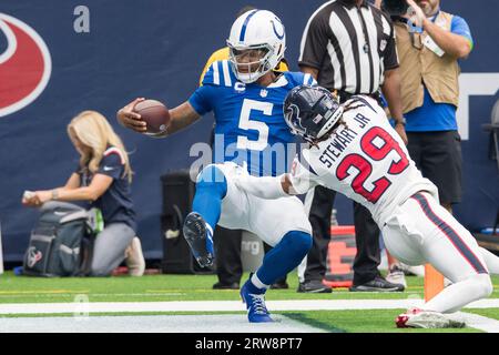 Houston, TX, USA. 17. September 2023: Anthony Richardson, Quarterback der Indianapolis Colts (5), läuft für einen Touchdown, als Houston Texans Safety M.J. Stewart (29) versucht, während eines Spiels zwischen den Indianapolis Colts und den Houston Texans in Houston, TX, einen Halt zu machen. Trask Smith/CSM (Bildausschnitt: © Trask Smith/Cal Sport Media) Bildausschnitt: CAL Sport Media/Alamy Live News Stockfoto