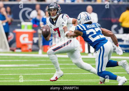 Houston, TX, USA. 17. September 2023: Houston Texans Quarterback C.J. Stroud (7) streitet sich während eines Spiels zwischen den Indianapolis Colts und den Houston Texans in Houston, TX, während Indianapolis Colts Cornerback Kenny Moore II (23) verfolgt wird. Trask Smith/CSM (Bildausschnitt: © Trask Smith/Cal Sport Media) Bildausschnitt: CAL Sport Media/Alamy Live News Stockfoto