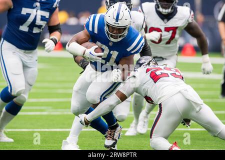 Houston, TX, USA. 17. September 2023: Die Indianapolis Colts laufen zurück Zack Moss (21) trägt den Ball, während Houston Texans Safety M.J. Stewart (29) versucht, einen Tackle während eines Spiels zwischen den Indianapolis Colts und den Houston Texans in Houston, TX, zu machen. Trask Smith/CSM (Bildausschnitt: © Trask Smith/Cal Sport Media) Bildausschnitt: CAL Sport Media/Alamy Live News Stockfoto