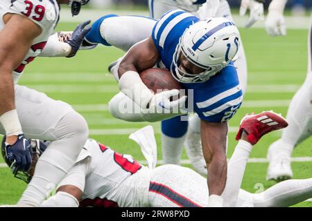 Houston, TX, USA. 17. September 2023: Indianapolis Colts Running Back Zack Moss (21) trägt den Ball in die Endzone für einen Touchdown, als Houston Texans Safety M.J. Stewart (29) versucht, einen Tackle während eines Spiels zwischen den Indianapolis Colts und den Houston Texans in Houston, TX, zu machen. Trask Smith/CSM (Bildausschnitt: © Trask Smith/Cal Sport Media) Bildausschnitt: CAL Sport Media/Alamy Live News Stockfoto