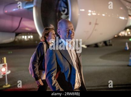 New York, USA. September 2023. Bundeskanzler Olaf Scholz (SPD) kommt mit seiner Frau Britta Ernst am Flughafen New York an. Mehr als 140 Staats- und Regierungschefs haben ihre Teilnahme an der allgemeinen Debatte der UN-Generalversammlung angekündigt, der weltweit größten diplomatischen Tagung vom 19. Bis 26. September. Quelle: Michael Kappeler/dpa/Alamy Live News Stockfoto