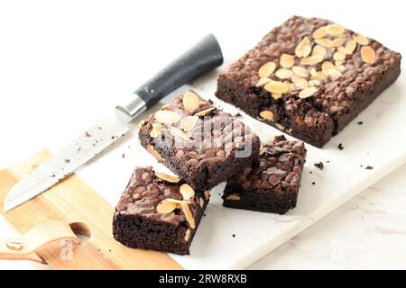 Hausgemachte, in Scheiben geschnittene Fudge Almond Chocolate Chips Bownies auf weißem Tisch Stockfoto