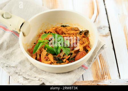 Basil Leaf Shredded Chicken, Indonesisches Ayam Suwir Kemangi Stockfoto