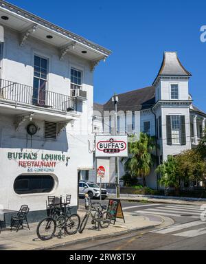 NEW ORLEANS, LA, USA - 17. SEPTEMBER 2023: Buffa's Lounge und Restaurant auf der Esplanade Avenue, mit dem Melrose Mansion im Hintergrund Stockfoto