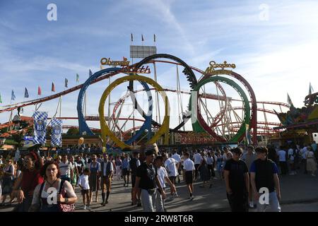 München, Deutschland. September 2023. Eine Achterbahn seht auf dem Oktoberfest. Die 188. Wiesn findet in diesem Jahr vom 16.09. Bis 03.10.2023 statt. Quelle: Felix Hörhager/dpa/Alamy Live News Stockfoto