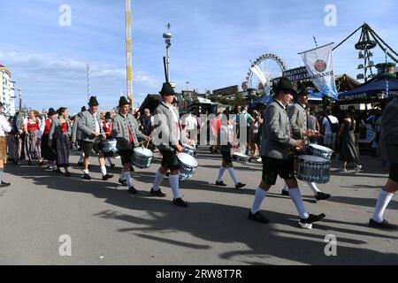 München, Deutschland. September 2023. Trommler Trachtler gehen über das Oktoberfest. Die 188. Wiesn findet in diesem Jahr vom 16.09. Bis 03.10.2023 statt. Quelle: Felix Hörhager/dpa/Alamy Live News Stockfoto