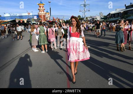 München, Deutschland. September 2023. Die Reality-TV-Teilnehmerin Janina Youseffian geht über das Oktoberfest. Die 188. Wiesn findet in diesem Jahr vom 16.09. Bis 03.10.2023 statt. Quelle: Felix Hörhager/dpa/Alamy Live News Stockfoto