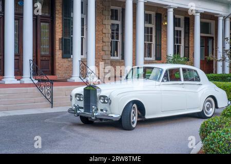 NEW ORLEANS, LA, USA - 13. MAI 2023: Klassisch weißer Rolls Royce parkt in der Auffahrt der Academy of the Sacred Heart für eine Hochzeit Stockfoto