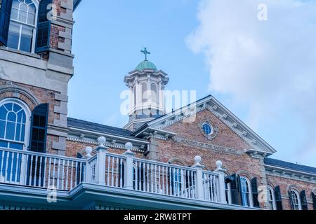 NEW ORLEANS, LA, USA - 13. MAI 2023: Top Section mit Turm und Name der historischen Academy of the Sacred Heart Catholic Girl's School Stockfoto