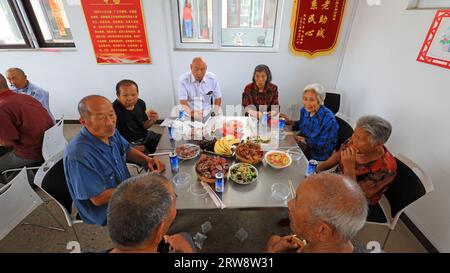 LUANNAN COUNTY, China - 16. September 2021: Die alten Menschen essen in der Kantine in einem Dorf in Nordchina Stockfoto