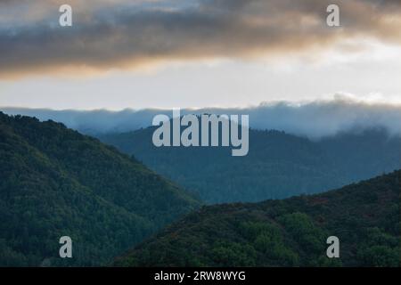 Sonnenuntergang über Santa Cruz Mountains. Stevens Creek County Park, Santa Clara County, Kalifornien, USA. Stockfoto