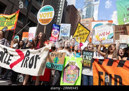 New York, New York, 17. September 2023. Tausende nehmen an dem Marsch zur Beendigung fossiler Brennstoffe in Midtown Manhattan Teil. Stockfoto