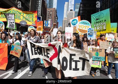 New York, New York, 17. September 2023. Tausende nehmen an dem Marsch zur Beendigung fossiler Brennstoffe in Midtown Manhattan Teil. Stockfoto