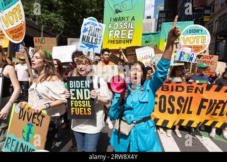 New York, New York, 17. September 2023. Tausende nehmen an dem Marsch zur Beendigung fossiler Brennstoffe in Midtown Manhattan Teil. Stockfoto