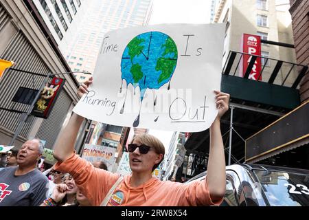New York, New York, 17. September 2023. Tausende nehmen an dem Marsch zur Beendigung fossiler Brennstoffe in Midtown Manhattan Teil. Stockfoto