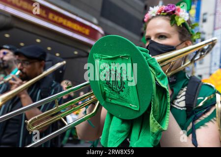 New York, New York, 17. September 2023. Tausende nehmen an dem Marsch zur Beendigung fossiler Brennstoffe in Midtown Manhattan Teil. Stockfoto