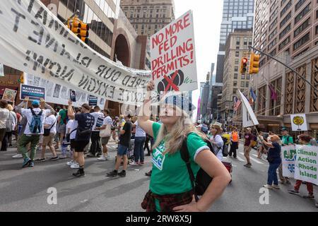New York, New York, 17. September 2023. Tausende nehmen an dem Marsch zur Beendigung fossiler Brennstoffe in Midtown Manhattan Teil. Stockfoto