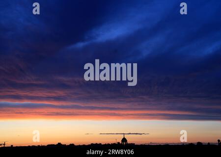 Untergehende Sonne, Sonnenuntergang, mit bunten und bedrohlichen Wolken am Himmel über der Stadt. Bordeaux, Gironde, Frankreich, Europa. Foto: Hugo Martin. Stockfoto