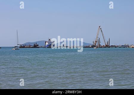 Vlorë, Albanien, Sonntag, 2. September 2023 Stadtzentrum von zu Fuß zu Fuß Palmen überall hochwertige große Drucke Stockfoto