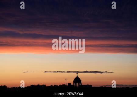 Untergehende Sonne, Sonnenuntergang, mit bunten und bedrohlichen Wolken am Himmel über der Stadt. Bordeaux, Gironde, Frankreich, Europa. Foto: Hugo Martin. Stockfoto