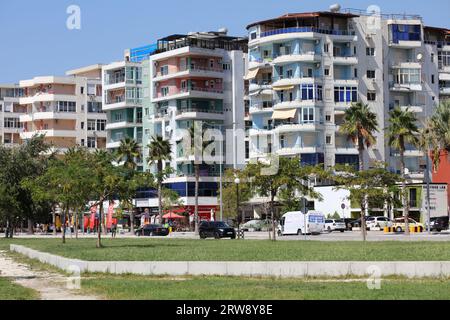 Vlorë, Albanien, Sonntag, 2. September 2023 Stadtzentrum von zu Fuß zu Fuß Palmen überall hochwertige große Drucke Stockfoto