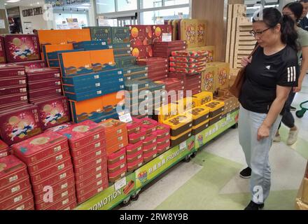 Vancouver, Kanada. September 2023. Ein Kundengeschäft für Mondkuchen vor dem Mid-Autumn Festival in einem Supermarkt in Vancouver, British Columbia, Kanada, am 17. September 2023. Das Mid-Autumn Festival, das dieses Jahr am 29. September stattfindet, ist ein traditionelles chinesisches Festival, das normalerweise von Familientreffen, Vollmondbeobachtungen und Mondkuchen geprägt ist. Liang Sen/Xinhua/Alamy Live News Stockfoto