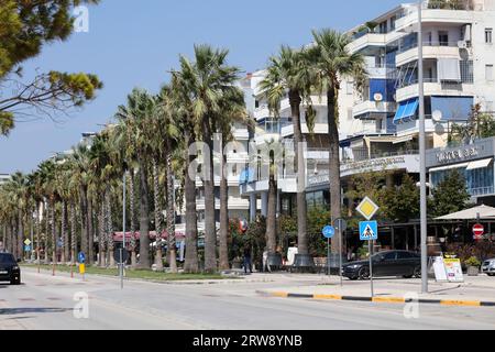 Vlorë, Albanien, Sonntag, 2. September 2023 Stadtzentrum von zu Fuß zu Fuß Palmen überall hochwertige große Drucke Stockfoto