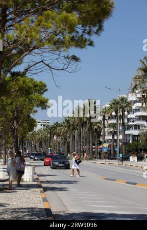 Vlorë, Albanien, Sonntag, 2. September 2023 Stadtzentrum von zu Fuß zu Fuß Palmen überall hochwertige große Drucke Stockfoto