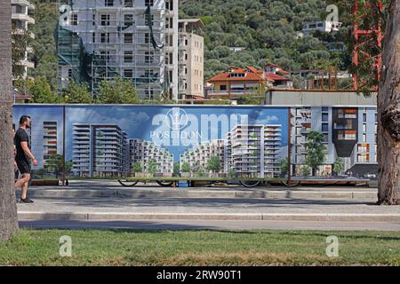 Vlorë, Albanien, Sonntag, 2. September 2023 Stadtzentrum von zu Fuß zu Fuß Palmen überall hochwertige große Drucke Stockfoto