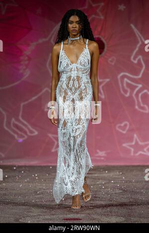 London, Großbritannien. September 2023. Ein Model geht auf der AADNEVIK Fashion Show im Frühjahr/Sommer 2024 während der London Fashion Week auf dem Laufsteg. Quelle: SOPA Images Limited/Alamy Live News Stockfoto