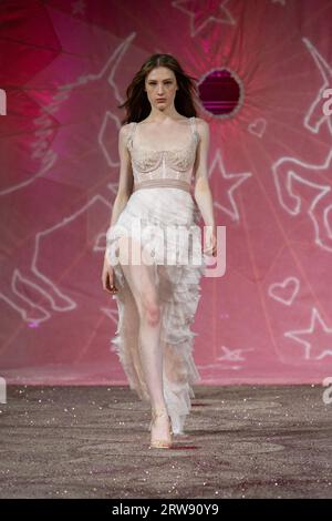 London, Großbritannien. September 2023. Ein Model geht auf der AADNEVIK Fashion Show im Frühjahr/Sommer 2024 während der London Fashion Week auf dem Laufsteg. Quelle: SOPA Images Limited/Alamy Live News Stockfoto
