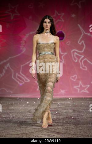 London, Großbritannien. September 2023. Ein Model geht auf der AADNEVIK Fashion Show im Frühjahr/Sommer 2024 während der London Fashion Week auf dem Laufsteg. Quelle: SOPA Images Limited/Alamy Live News Stockfoto