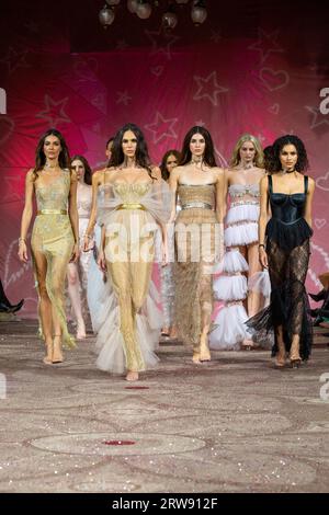 London, Großbritannien. September 2023. Models laufen auf der AADNEVIK Fashion Show im Frühjahr/Sommer 2024 während der London Fashion Week auf dem Laufsteg. Quelle: SOPA Images Limited/Alamy Live News Stockfoto