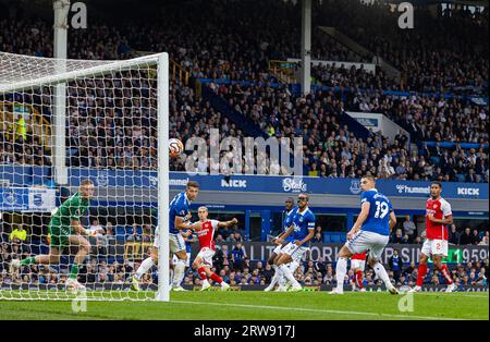 London, Großbritannien. September 2023. Arsenals Leandro Trossard (3. L) erzielt am 17. September 2023 das Siegtor in einem Spiel der englischen Premier League zwischen Everton und Arsenal in Liverpool. Quelle: Xinhua/Alamy Live News Stockfoto