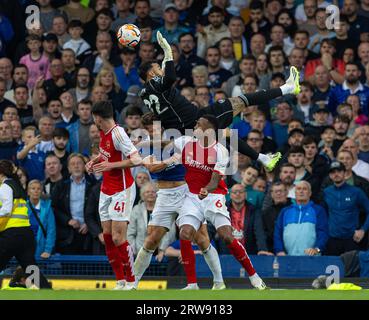 London, Großbritannien. September 2023. Arsenals Torhüter David Raya (Top) wird am 17. September 2023 während eines Spiels der englischen Premier League zwischen Everton und Arsenal in Liverpool (Großbritannien) zum Fliegen geschickt. Quelle: Xinhua/Alamy Live News Stockfoto