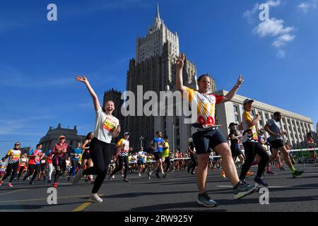 Moskau, Russland. September 2023. Die Teilnehmer nehmen am Moskau Marathon 2023 in Moskau, Russland, am 17. September 2023 Teil. Quelle: Alexander Zemlianichenko Jr/Xinhua/Alamy Live News Stockfoto