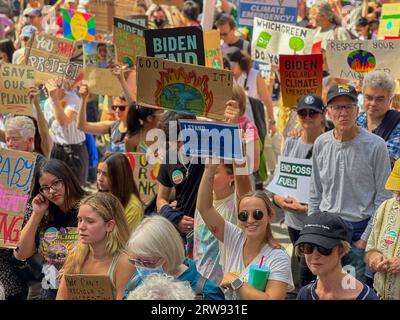 New York, New York, USA. September 2023. Tausende Demonstranten überfluteten die Straßen Manhattans und forderten Präsident Biden auf, Maßnahmen zu ergreifen, um die Expansion fossiler Brennstoffe und Klimagerechtigkeit zu beenden. Quelle: ZUMA Press, Inc./Alamy Live News Stockfoto