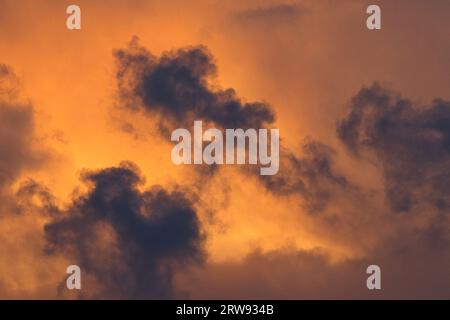 Als der Tag in die Dämmerung abfiel, entfaltete sich eine ätherische Schönheit in Form eines orangen Sonnenuntergangs. Stockfoto