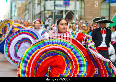 New York, New York, USA. September 2023. Folklorico-Tänzerinnen tanzen sich während der jährlichen mexikanischen Tagesparade in New York City durch die Madison Avenue. (Bild: © Ryan Rahman/Pacific Press über ZUMA Press Wire) NUR REDAKTIONELLE VERWENDUNG! Nicht für kommerzielle ZWECKE! Quelle: ZUMA Press, Inc./Alamy Live News Stockfoto