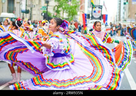 New York, New York, USA. September 2023. Folklorico-Tänzerinnen tanzen sich während der jährlichen mexikanischen Tagesparade in New York City durch die Madison Avenue. (Bild: © Ryan Rahman/Pacific Press über ZUMA Press Wire) NUR REDAKTIONELLE VERWENDUNG! Nicht für kommerzielle ZWECKE! Quelle: ZUMA Press, Inc./Alamy Live News Stockfoto