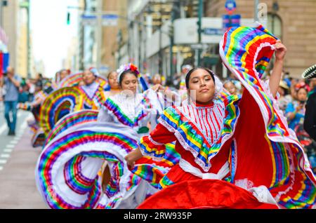 New York, New York, USA. September 2023. Folklorico-Tänzerinnen tanzen sich während der jährlichen mexikanischen Tagesparade in New York City durch die Madison Avenue. (Bild: © Ryan Rahman/Pacific Press über ZUMA Press Wire) NUR REDAKTIONELLE VERWENDUNG! Nicht für kommerzielle ZWECKE! Quelle: ZUMA Press, Inc./Alamy Live News Stockfoto