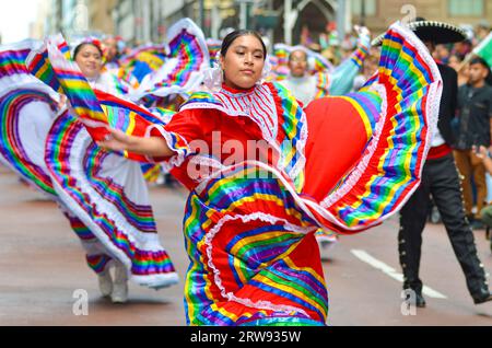 New York, New York, USA. September 2023. Folklorico-Tänzerinnen tanzen sich während der jährlichen mexikanischen Tagesparade in New York City durch die Madison Avenue. (Bild: © Ryan Rahman/Pacific Press über ZUMA Press Wire) NUR REDAKTIONELLE VERWENDUNG! Nicht für kommerzielle ZWECKE! Quelle: ZUMA Press, Inc./Alamy Live News Stockfoto