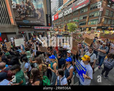 New York, New York, USA. September 2023. Tausende Demonstranten überfluteten die Straßen Manhattans und forderten Präsident Biden auf, Maßnahmen zu ergreifen, um die Expansion fossiler Brennstoffe und Klimagerechtigkeit zu beenden. Quelle: ZUMA Press, Inc./Alamy Live News Stockfoto