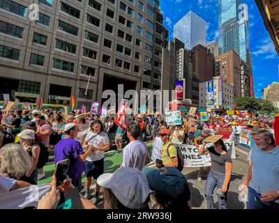 New York, New York, USA. September 2023. Tausende Demonstranten überfluteten die Straßen Manhattans und forderten Präsident Biden auf, Maßnahmen zu ergreifen, um die Expansion fossiler Brennstoffe und Klimagerechtigkeit zu beenden. Quelle: ZUMA Press, Inc./Alamy Live News Stockfoto