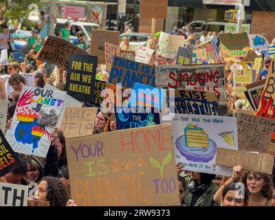 New York, New York, USA. September 2023. Tausende Demonstranten überfluteten die Straßen Manhattans und forderten Präsident Biden auf, Maßnahmen zu ergreifen, um die Expansion fossiler Brennstoffe und Klimagerechtigkeit zu beenden. Quelle: ZUMA Press, Inc./Alamy Live News Stockfoto